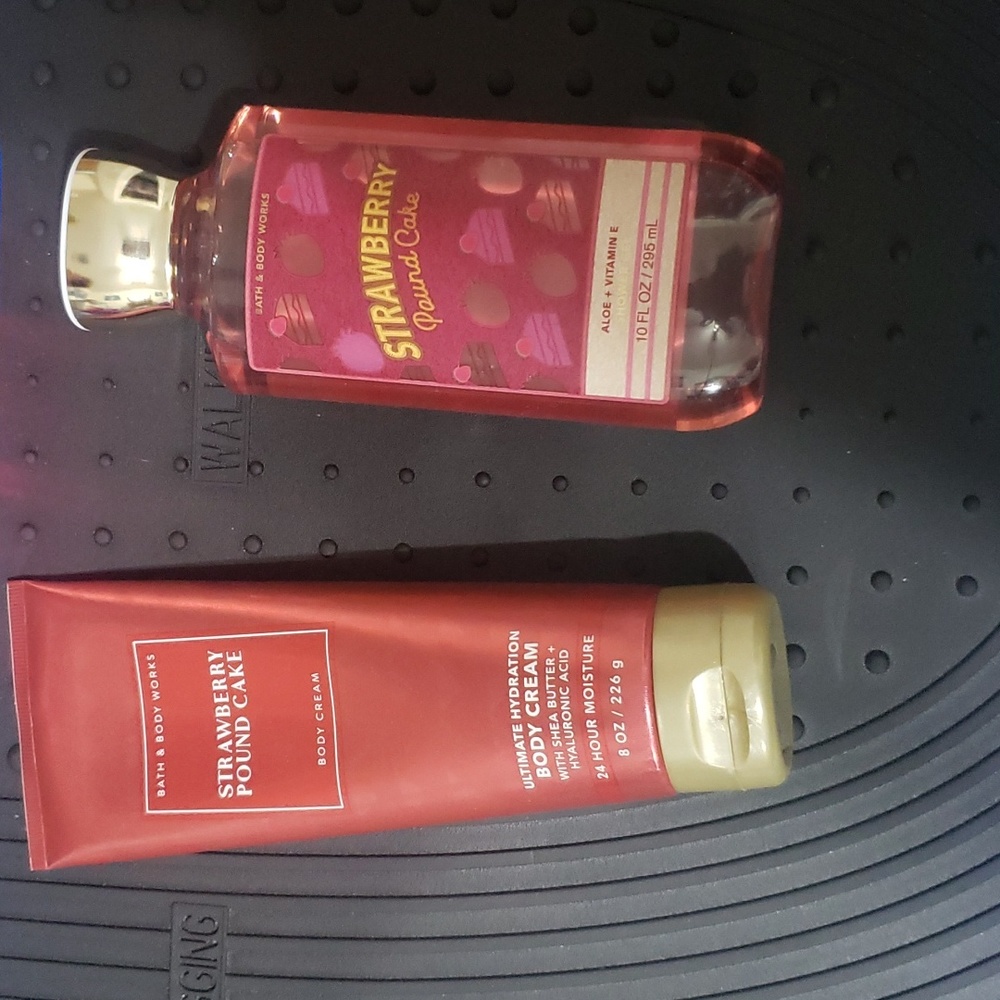Bath and body works Strawberry Poundcake